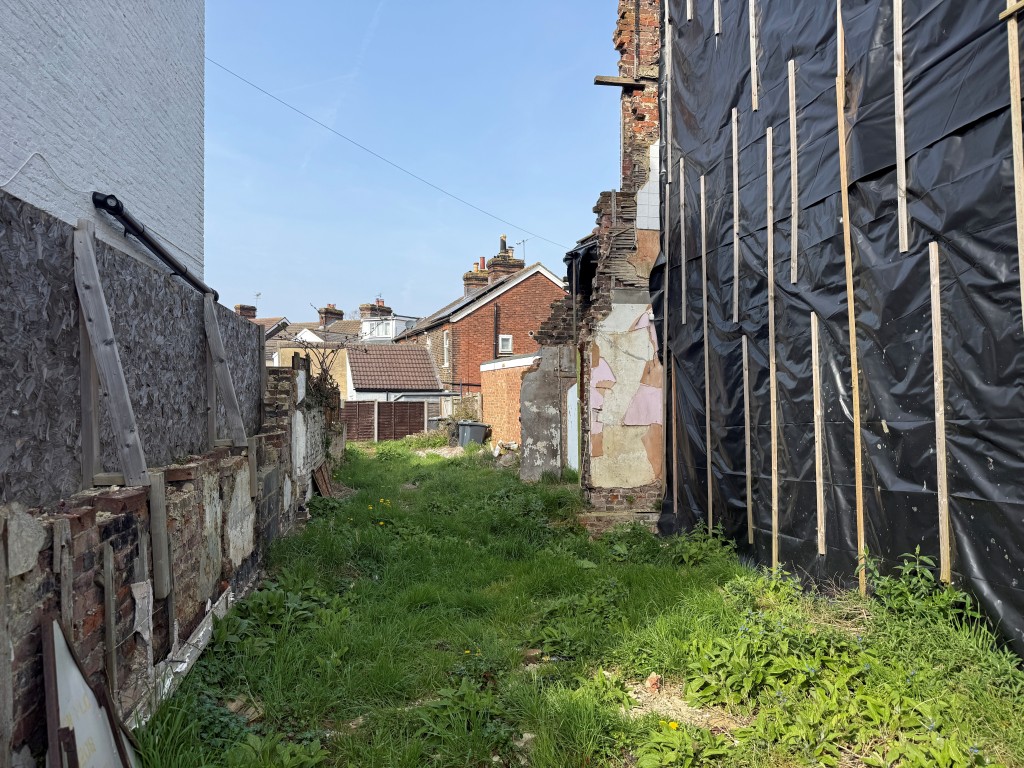 Lot: 42 - LAND WITH PLANNING FOR TWO FLATS - Vacant land
